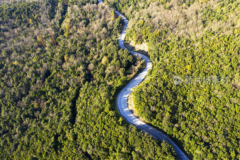 鸟瞰图的乡村道路，托斯卡纳，意大利