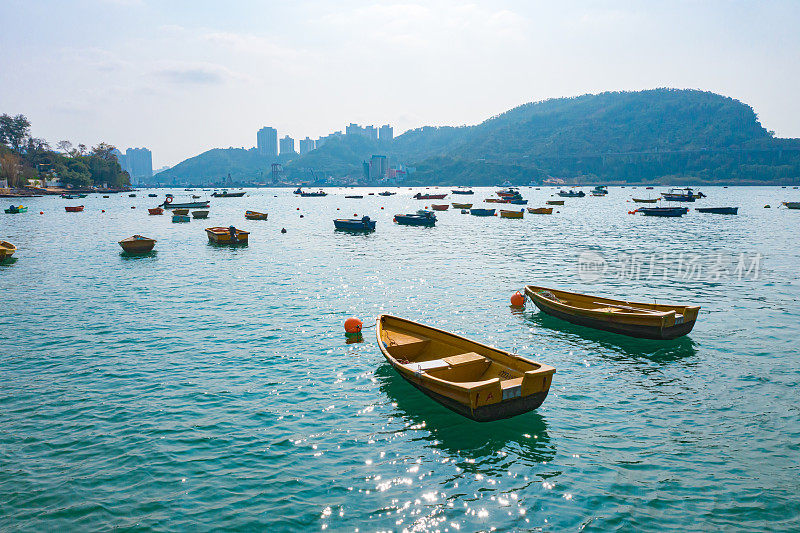 船停泊在海滩上