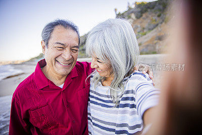 西班牙老夫妇在海滩自拍