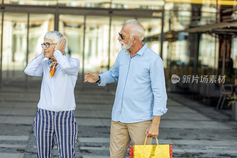 一对老年夫妇在参观购物中心后遇到了严重的问题