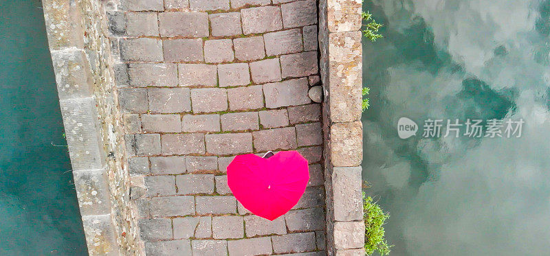 欧洲。意大利。桥上有一颗红心。在托斯卡纳的桥梁。向下鸟瞰