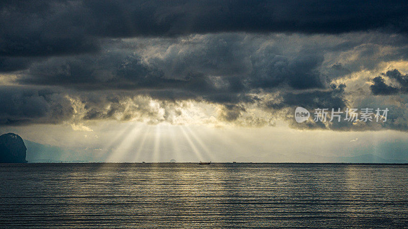 暴风雨前的平静阳光照在海面上，乌云预示着暴风雨的来临