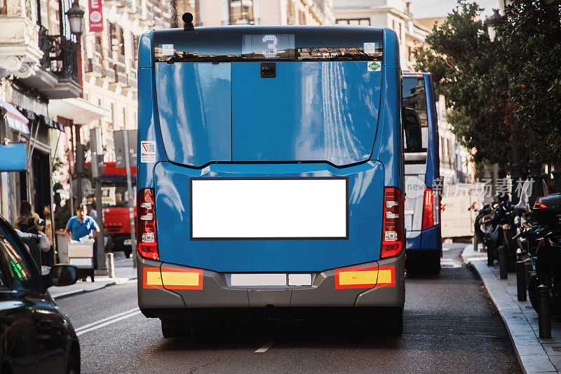 一辆城市公交车后面的空白广告牌