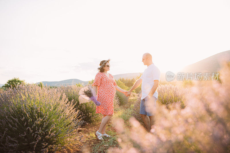 一对夫妇在薰衣草地里怀上了孩子