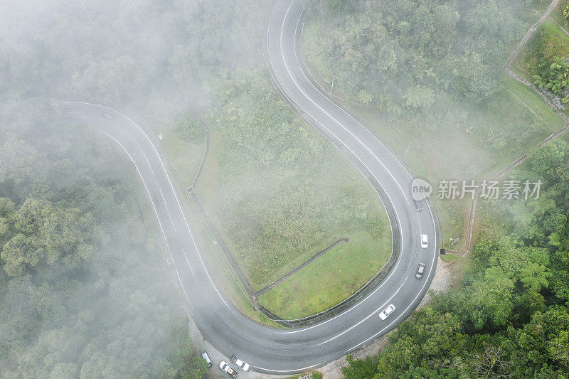 从云中鸟瞰蜿蜒的道路