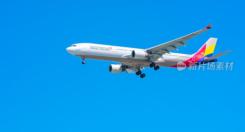 韩亚航空公司空客A330飞机飞越蓝天准备降落