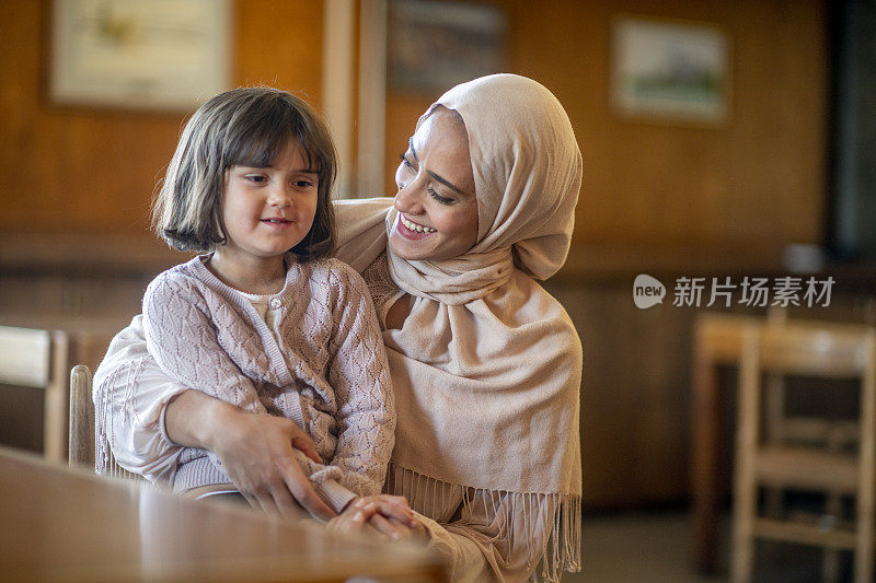 穆斯林母亲和女儿时刻库存照片