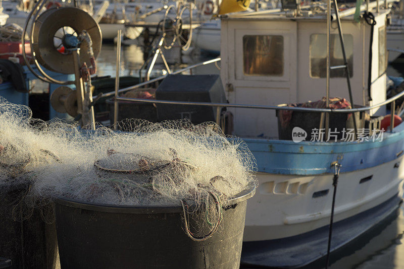 带渔网和钓具的近海渔船