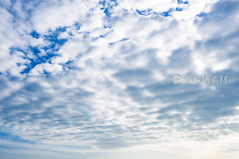 天空背景和白云柔焦