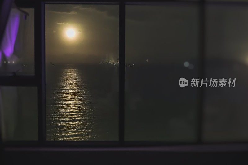 海上的满月