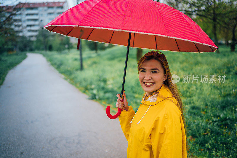 带着红伞微笑的女人