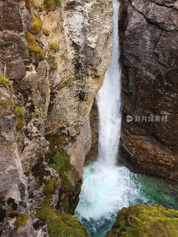 丝绸般的瀑布和金色的阳光，约翰斯顿峡谷，班夫国家公园