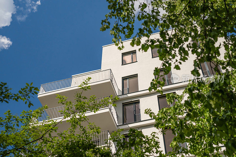 现代优雅的公寓大楼与阳台