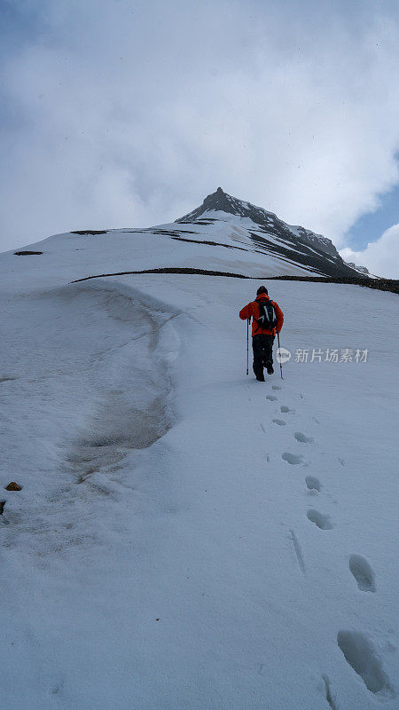 在斯匹次卑尔根山徒步旅行的人在伊斯峡湾斯匹次卑尔根山的景色