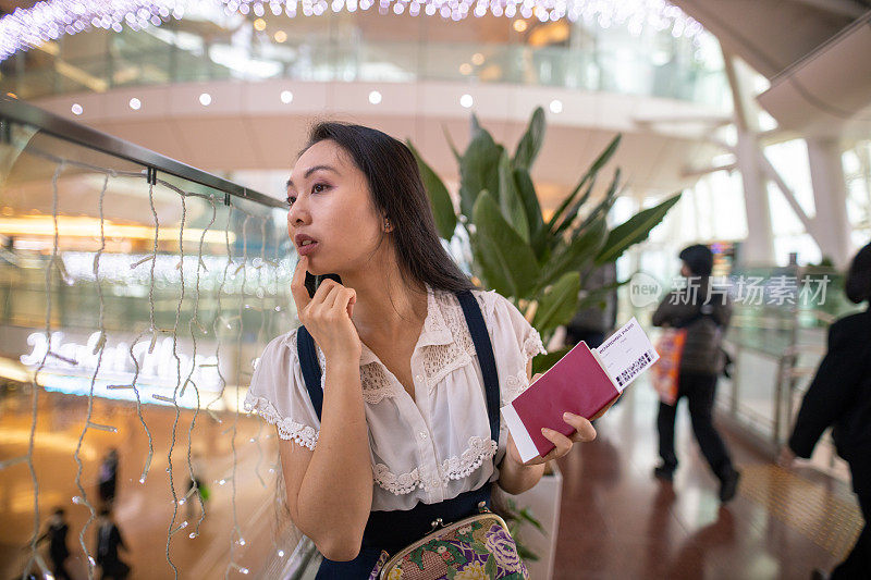 一名年轻女子在机场咖啡厅等待起飞