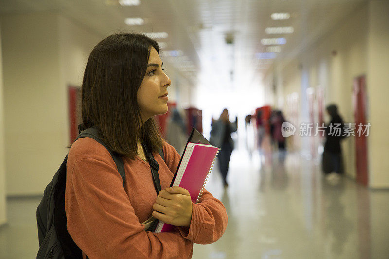 休息时大学生在走廊上的肖像