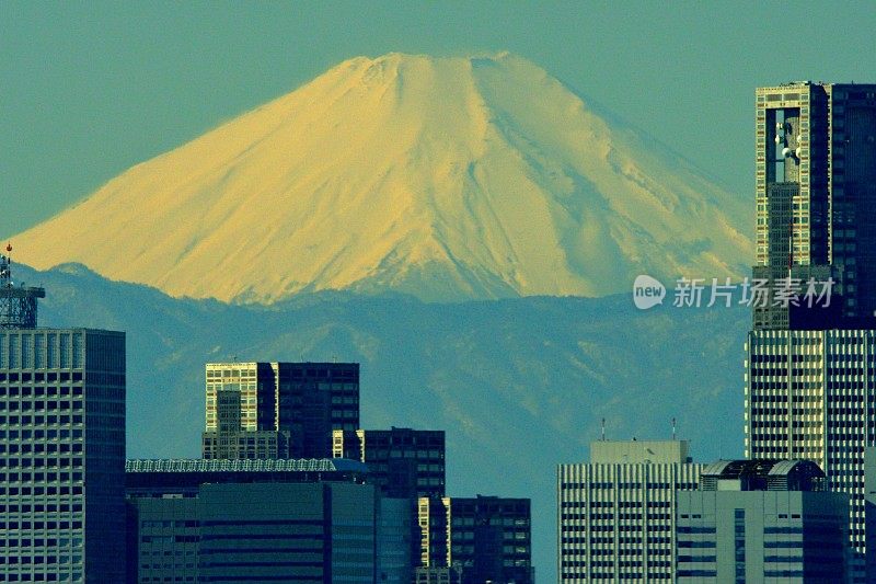 富士山和东京的天际线:白天和黑夜