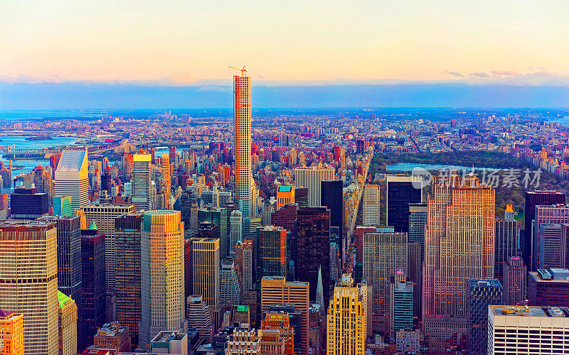 曼哈顿中城和中央公园反射鸟瞰图