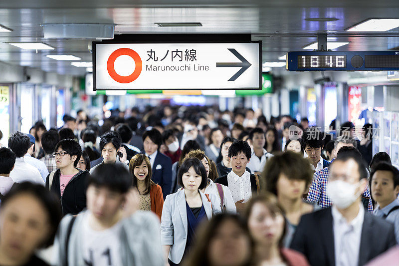 日本东京池袋站，乘客们正在匆忙赶路