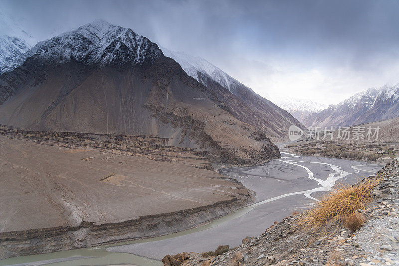 自然景观巴基斯坦秋天的喀喇昆仑山脉，乔戈里峰和南迦帕尔巴特，帕苏山谷和冰川。