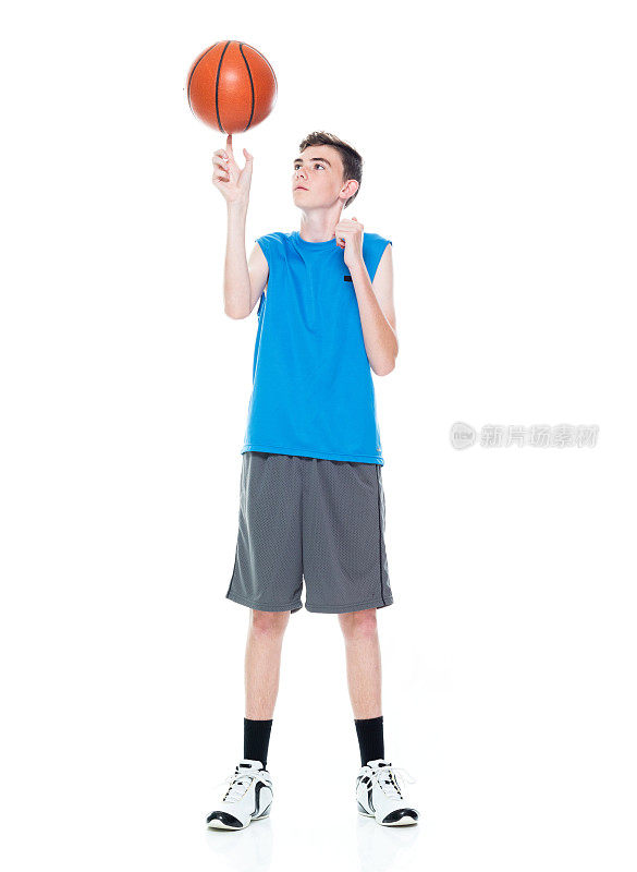 白人男孩篮球运动员旋转在白色的背景和持有篮球和使用运动球