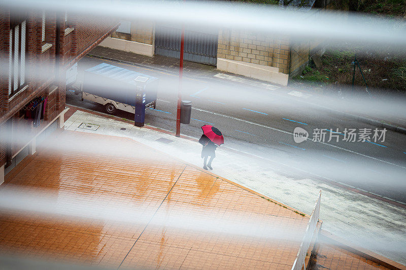 雨中的城市