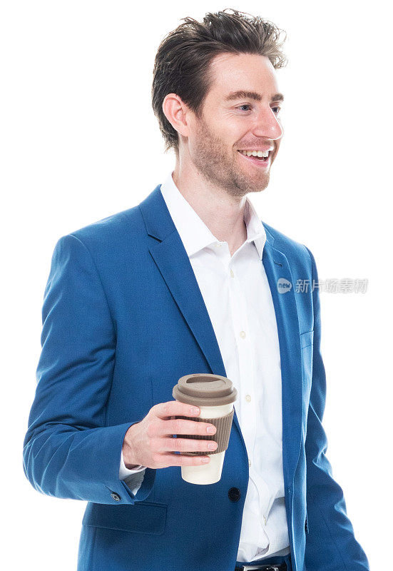 白人年轻男性商人站在白色背景穿着西装，拿着咖啡杯