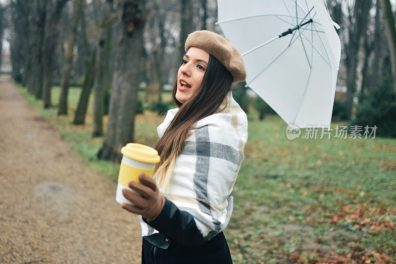 美丽的年轻女子享受着雨天