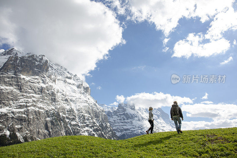 徒步旅行的情侣在高山环境中放松