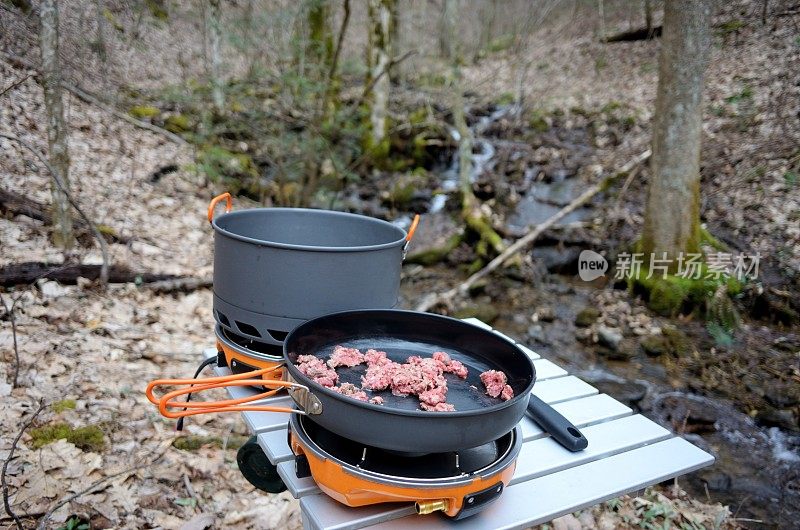 在溪边的露营地煮肉