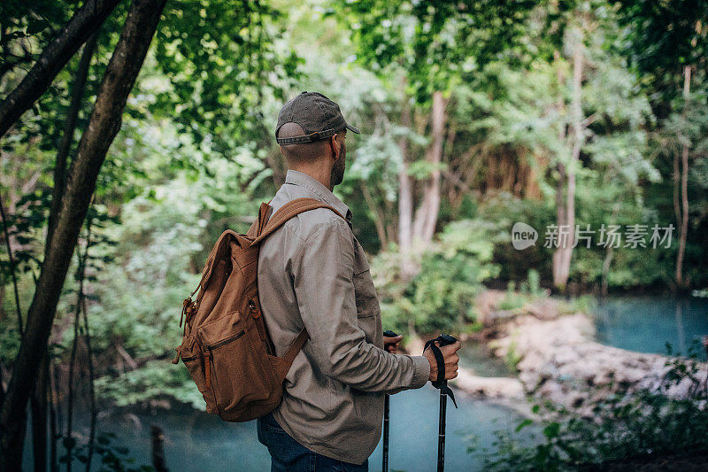 在森林深处徒步旅行的人