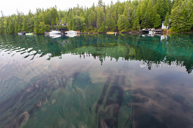 在加拿大托博莫里的大浴池港口的船只残骸