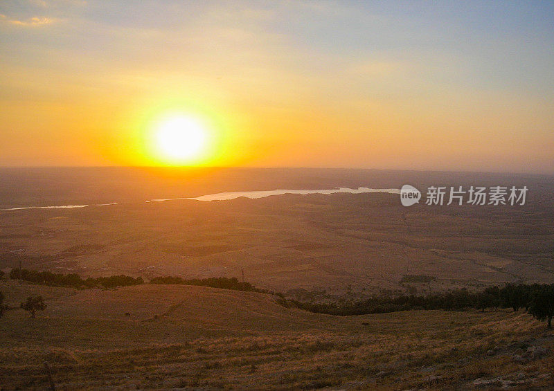 阿特拉斯山脉马拉喀什附近的乌里卡山谷的日落。