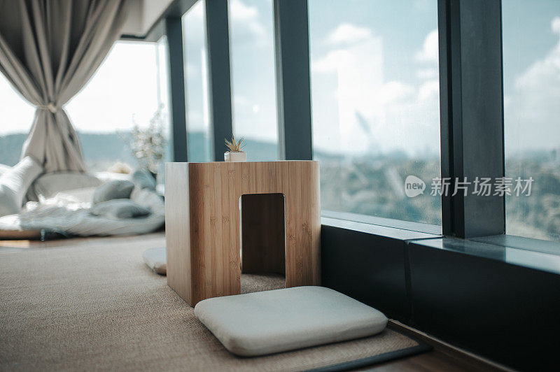日式卧室设置桌子，榻榻米和靠垫旁边的窗户简单的生活