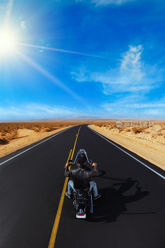 沙漠里的摩托车手，骑马上路