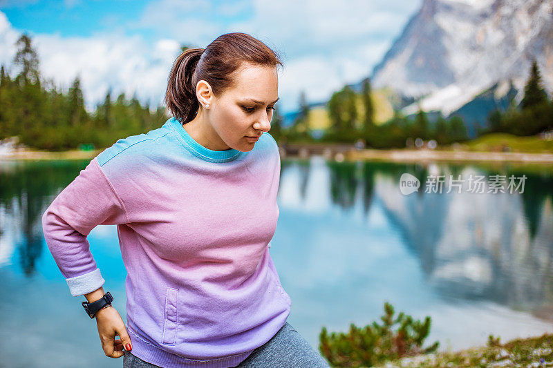 超重的年轻女子在山里锻炼