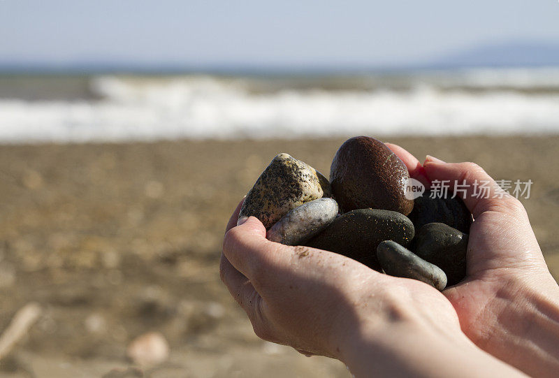 她手里的石头在海边