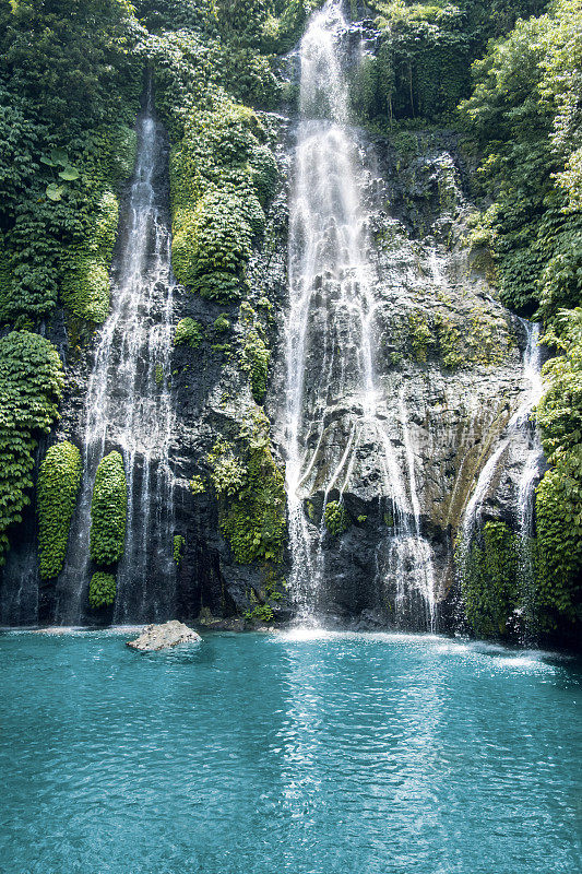 印度尼西亚巴厘岛热带森林中的瀑布