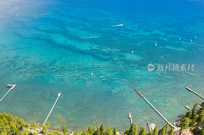 加州塔霍湖码头的航拍图片