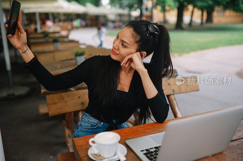 女人在户外自拍café