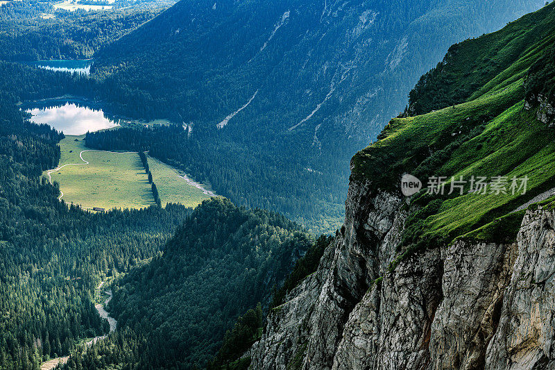 从芒格特山，朱利安阿尔卑斯，意大利的福辛湖鸟瞰图