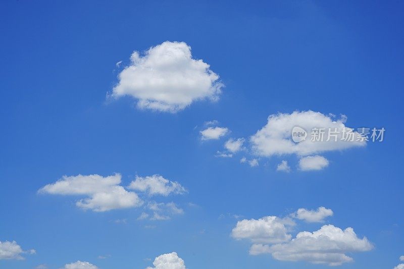 松软的天空白云在清澈的蓝天