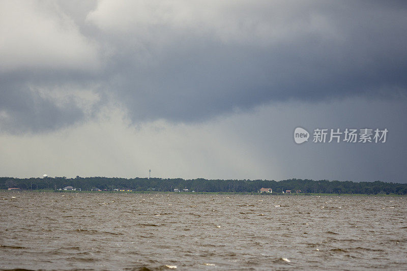 湖边的夏天风暴和雨在遥远的森林海岸社区