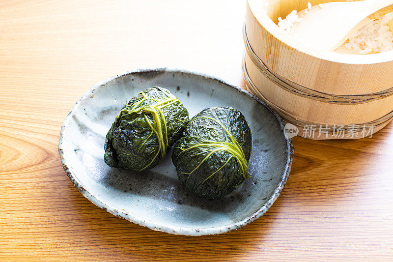 日本当地的美食。一种用高油菜叶包裹饭团的食谱。日语(Mehari寿司)