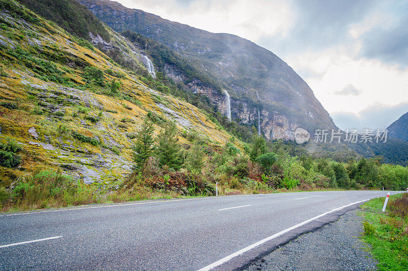 沿着Glenorchy到Queenstown路的公路旅行，可以看到白雪皑皑的山脉和Wakatipu湖。