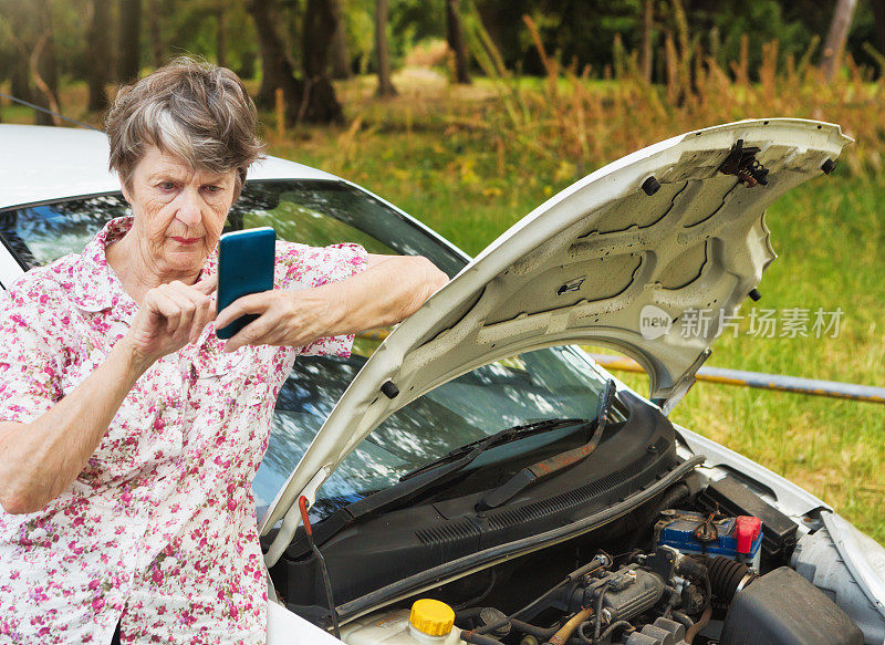 一位老妇人的车抛锚了，她用手机呼叫救援