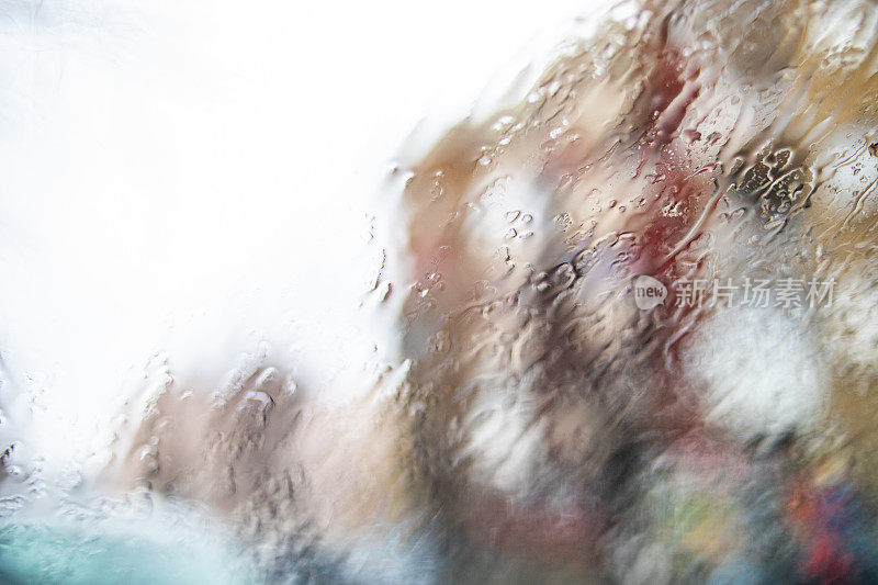 车窗玻璃在雨天，背景-汽车挡风玻璃在下雨时熄火