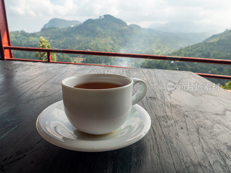斯里兰卡茶园桌上的茶杯