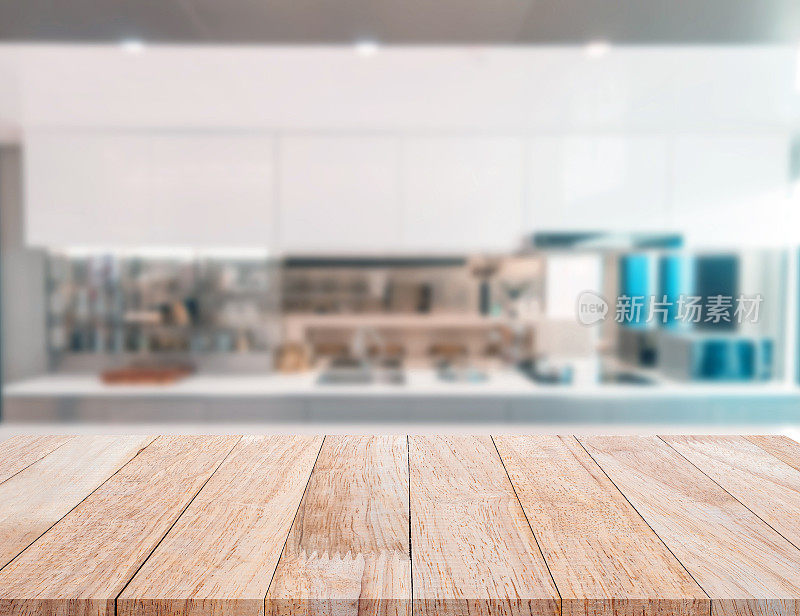 木质桌面上模糊的厨房房间背景。用于蒙太奇产品展示或设计关键视觉布局。