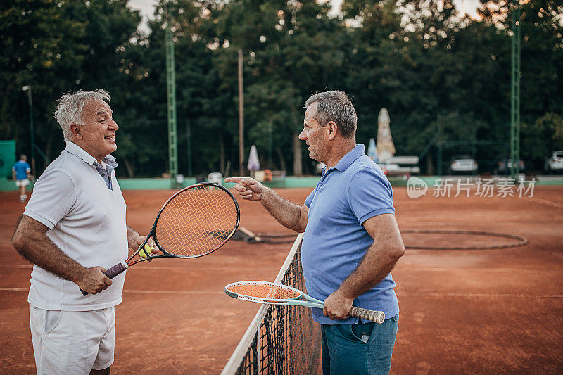 两名资深网球运动员在一场比赛后在网上见面并交谈